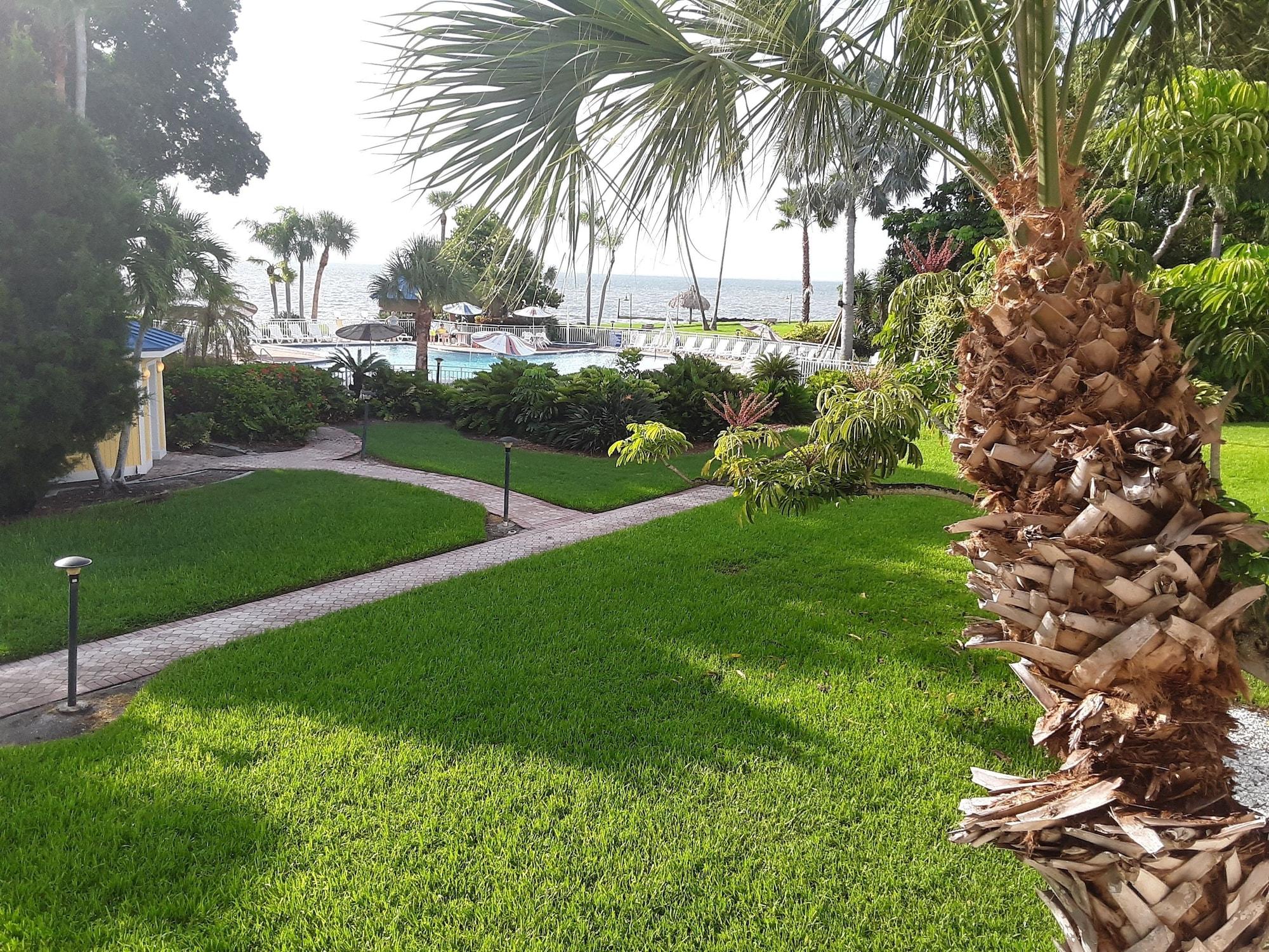 Magnuson Hotel Marina Cove St. Petersburg Exterior photo